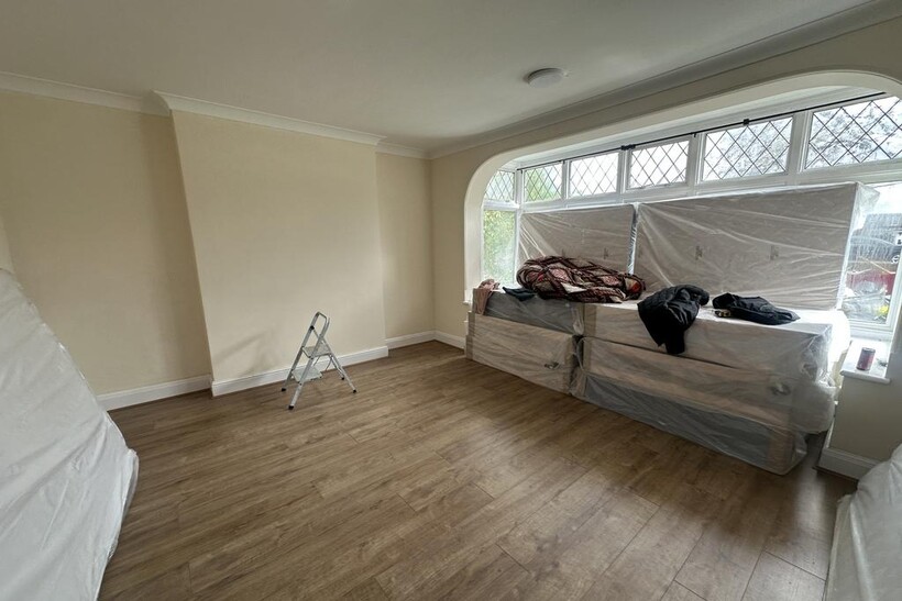 Yeading Lane, Hayes UB4 3 bed bungalow to rent - £3,400 pcm (£785 pw)