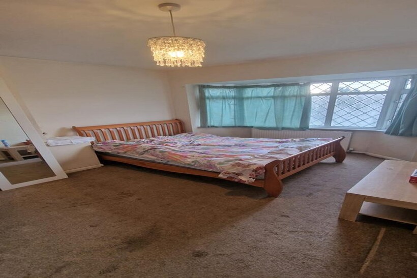 Long Lane, Staines-upon-Thames TW19 1 bed in a house share to rent - £720 pcm (£166 pw)