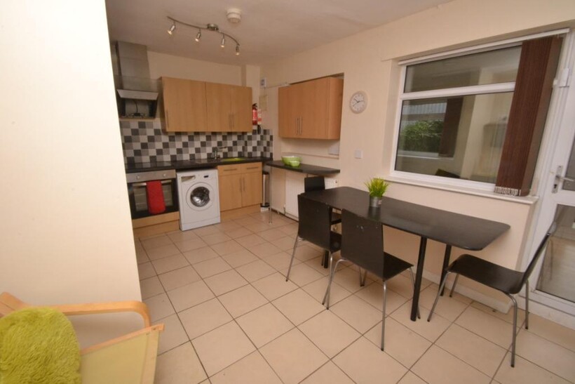 (4BED) Allenfield Court, Park Road... 4 bed semi-detached house to rent - £1,820 pcm (£420 pw)