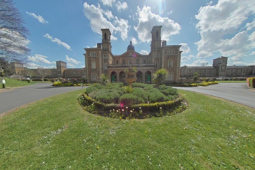 Royal Drive, London N11 2 bed flat to rent - £2,950 pcm (£681 pw)