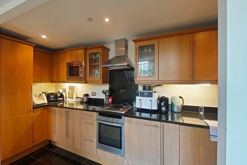Royal Drive, London N11 2 bed flat to rent - £2,950 pcm (£681 pw)