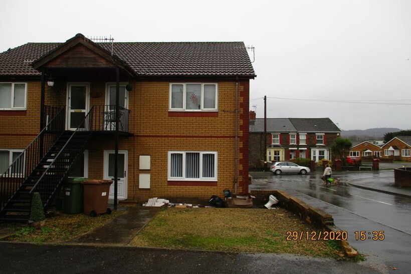 Bryn-y-Fran Avenue, Trethomas CF83 2 bed flat to rent - £720 pcm (£166 pw)