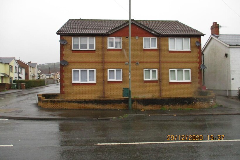 Bryn-y-Fran Avenue, Trethomas CF83 2 bed flat to rent - £720 pcm (£166 pw)