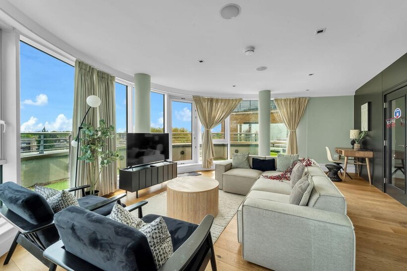 Kew Bridge Road, Brentford TW8 3 bed penthouse to rent - £6,499 pcm (£1,500 pw)