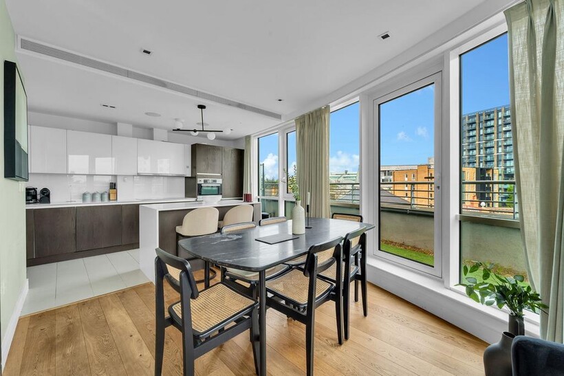 Kew Bridge Road, Brentford TW8 3 bed penthouse to rent - £6,499 pcm (£1,500 pw)