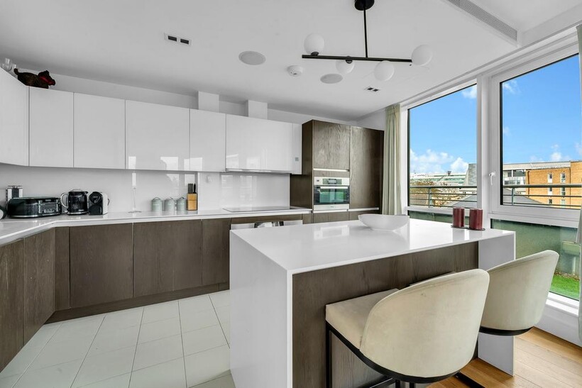 Kew Bridge Road, Brentford TW8 3 bed penthouse to rent - £6,499 pcm (£1,500 pw)