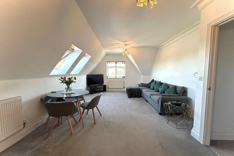 Charlemont House, 35 Cheam Road KT17 2 bed flat to rent - £1,695 pcm (£391 pw)