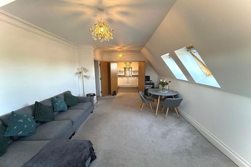 Charlemont House, 35 Cheam Road KT17 2 bed flat to rent - £1,695 pcm (£391 pw)