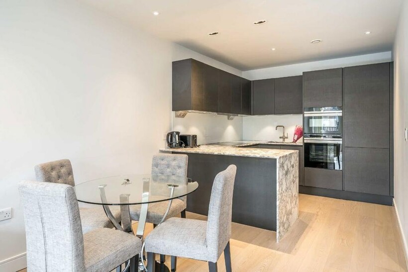 Thurstan Street, London SW6 2 bed flat to rent - £3,948 pcm (£911 pw)