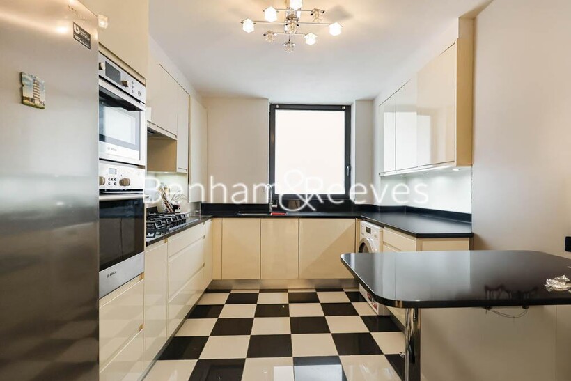 Kensington West, Kensington W14 3 bed apartment to rent - £4,745 pcm (£1,095 pw)
