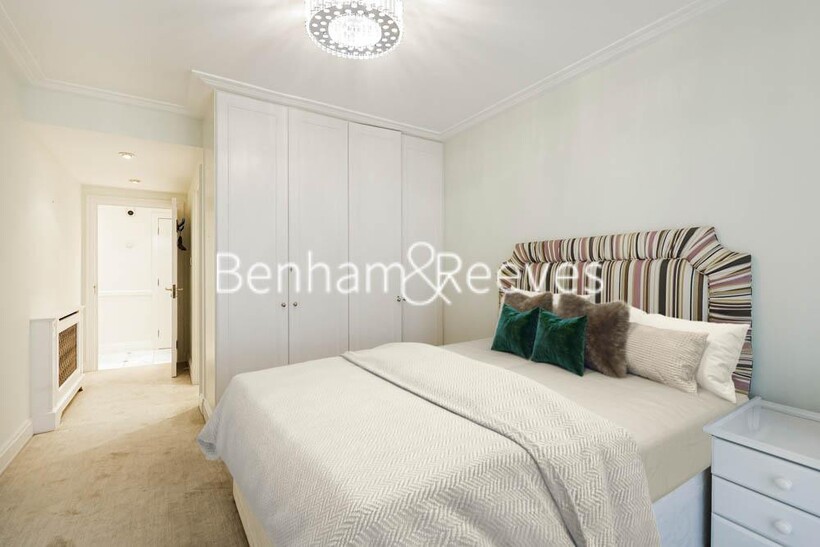 Kensington West, Kensington W14 3 bed apartment to rent - £4,745 pcm (£1,095 pw)