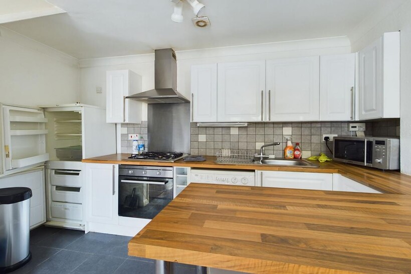 New Street, Crawley RH10 1 bed terraced house to rent - £1,245 pcm (£287 pw)