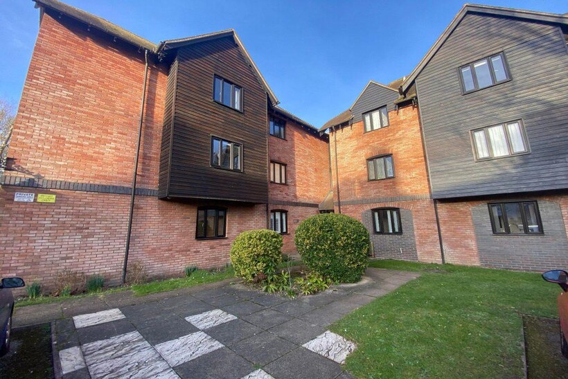 Town Mills, Newbury RG14 2 bed flat to rent - £1,425 pcm (£329 pw)