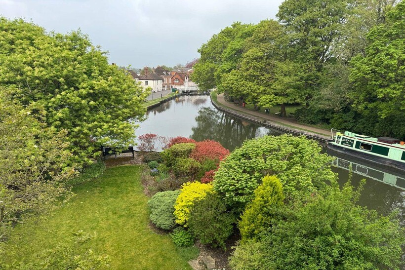 Town Mills, Newbury RG14 2 bed flat to rent - £1,425 pcm (£329 pw)