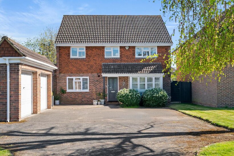 Ferndown Gardens, Cobham, KT11 4 bed detached house to rent - £5,750 pcm (£1,327 pw)