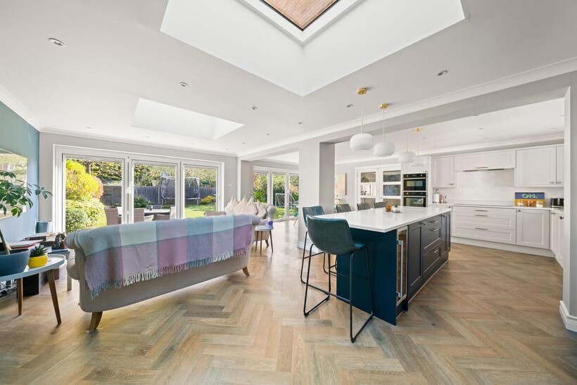 Ferndown Gardens, Cobham, KT11 4 bed detached house to rent - £5,750 pcm (£1,327 pw)