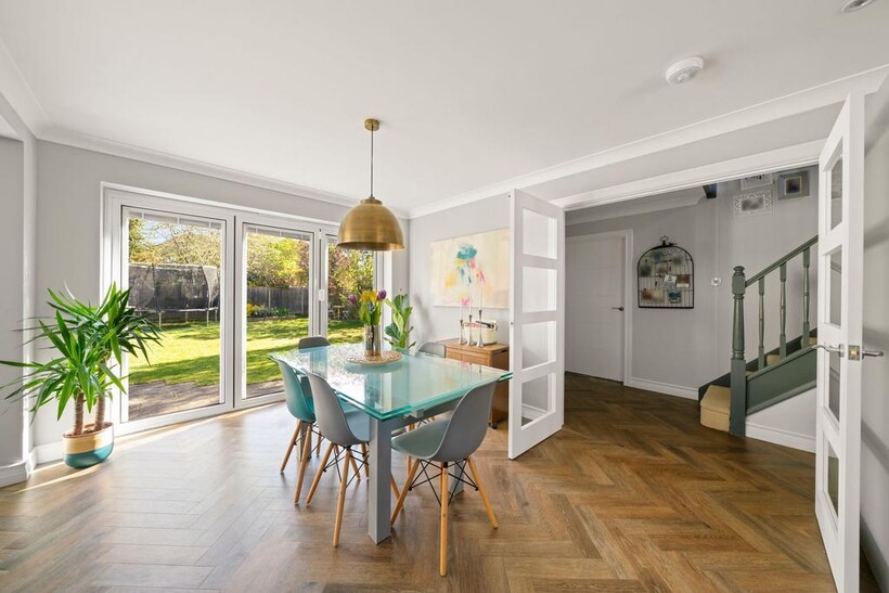 Ferndown Gardens, Cobham, KT11 4 bed detached house to rent - £5,750 pcm (£1,327 pw)