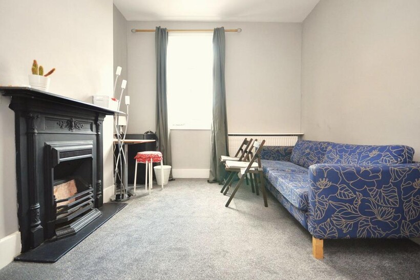Becklow Road, London W12 9HH 2 bed flat to rent - £1,895 pcm (£437 pw)