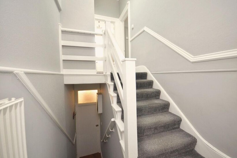 Becklow Road, London W12 9HH 2 bed flat to rent - £1,895 pcm (£437 pw)