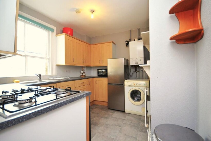 Becklow Road, London W12 9HH 2 bed flat to rent - £1,895 pcm (£437 pw)