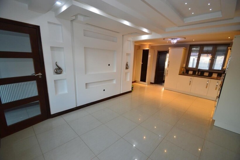 Parry Green South, Langley SL3 4 bed semi-detached house to rent - £2,499 pcm (£577 pw)