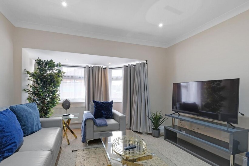 Brightside Avenue, Staines-upon-Thames 4 bed detached house to rent - £4,500 pcm (£1,038 pw)