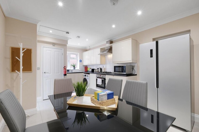 Brightside Avenue, Staines-upon-Thames 4 bed detached house to rent - £4,500 pcm (£1,038 pw)