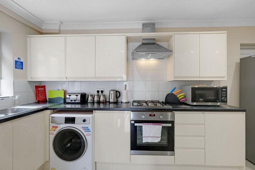 Brightside Avenue, Staines-upon-Thames 4 bed detached house to rent - £4,500 pcm (£1,038 pw)