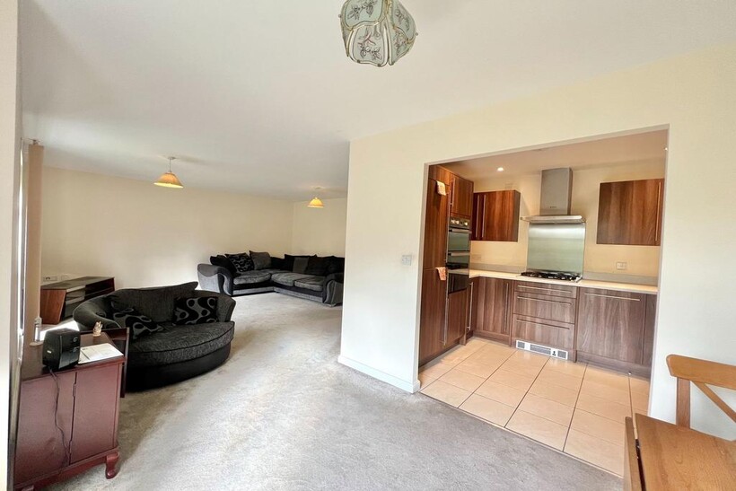 Marmaville Court, Mirfield, WF14 9JS 2 bed flat to rent - £940 pcm (£217 pw)