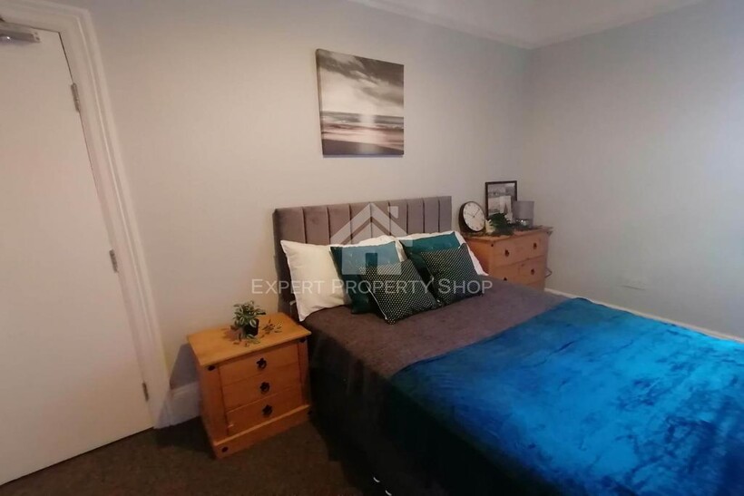 *ROOM AVAILABLE*Room 2. Bentley Road... 1 bed in a house share to rent - £425 pcm (£98 pw)