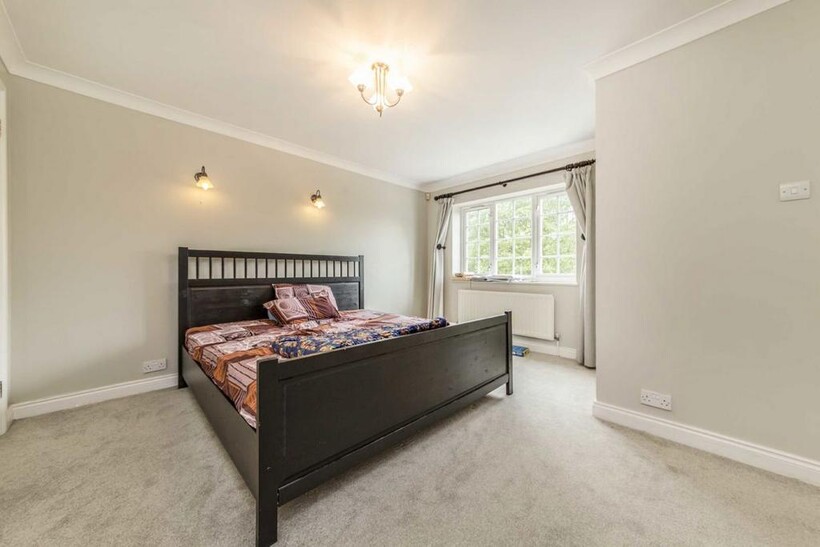 Horsley Drive, Kingston Upon Thames KT2 4 bed house to rent - £3,950 pcm (£912 pw)