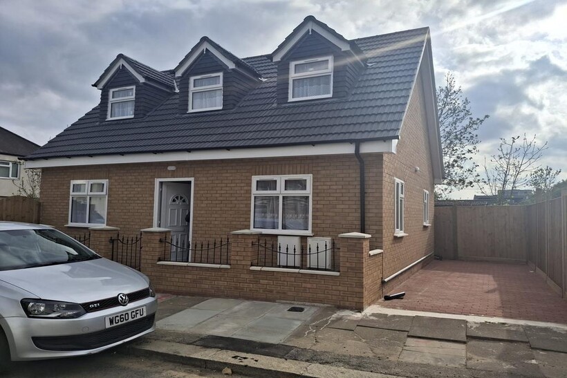 Stapleford Avenue, Ilford IG2 4 bed bungalow to rent - £4,100 pcm (£946 pw)