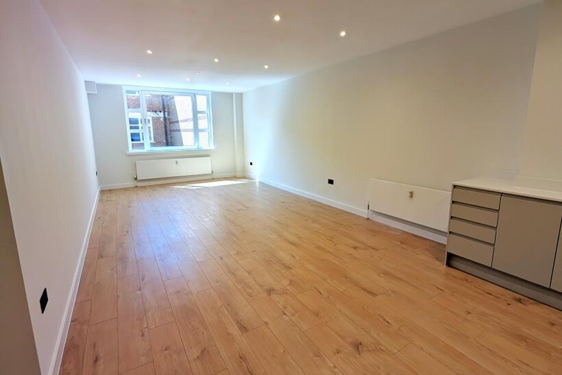 Church Street East, Woking GU21 1 bed flat to rent - £1,575 pcm (£363 pw)