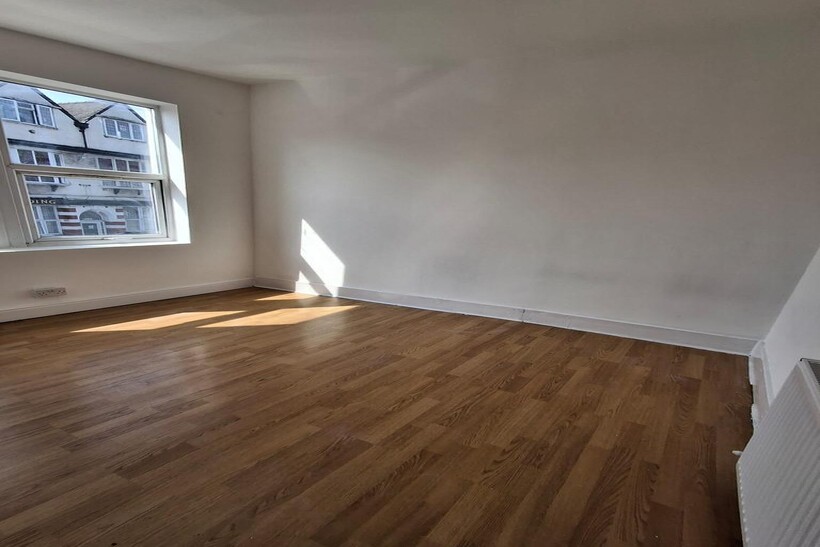 Leigh Road, London E6 2 bed flat to rent - £2,000 pcm (£462 pw)