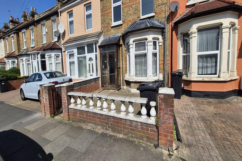 Hunter Road, Ilford IG1 3 bed house to rent - £2,750 pcm (£635 pw)