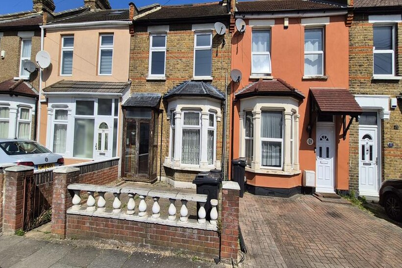Hunter Road, Ilford IG1 3 bed house to rent - £2,750 pcm (£635 pw)