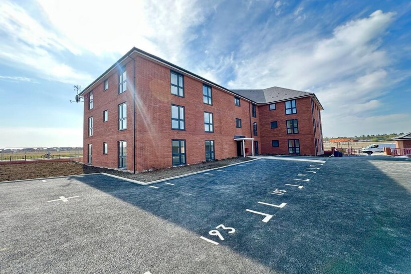 Emmer Drive, Wixams, Bedford, MK45 2 bed apartment to rent - £1,350 pcm (£312 pw)
