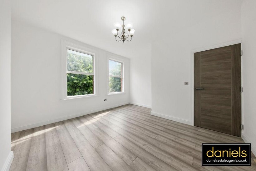 Connaught Road, Harlesden, London, NW10 2 bed flat to rent - £1,825 pcm (£421 pw)