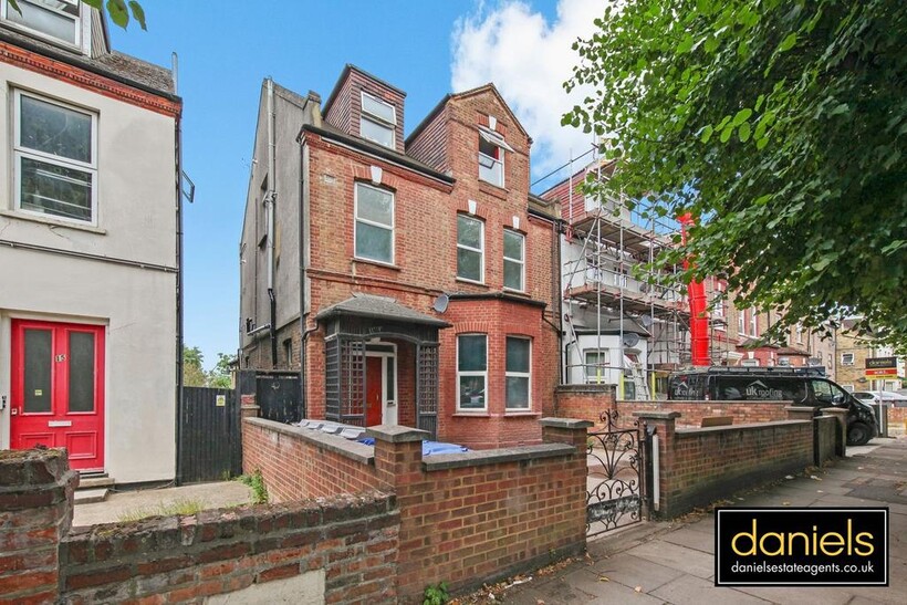 Connaught Road, Harlesden, London, NW10 2 bed flat to rent - £1,825 pcm (£421 pw)