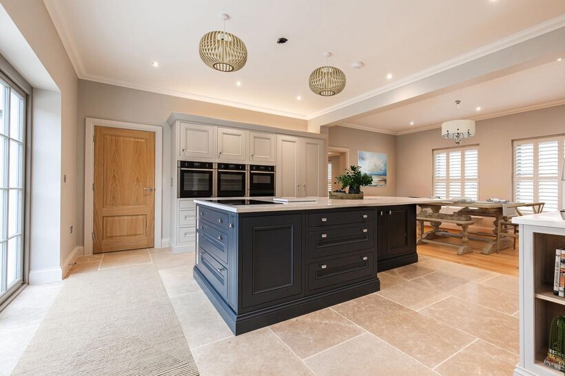 Docking 6 bed detached house to rent - £3,575 pcm (£825 pw)