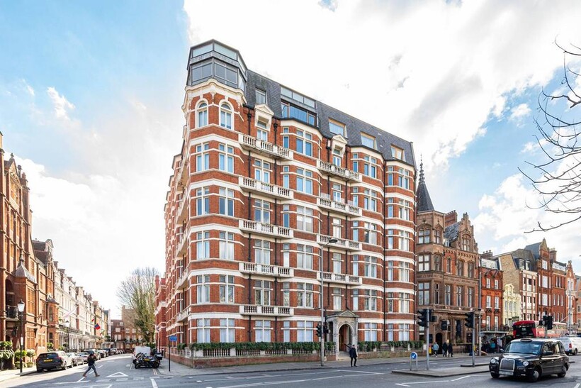Kensington Road, Kensington, London, W8 4 bed flat to rent - £12,133 pcm (£2,800 pw)