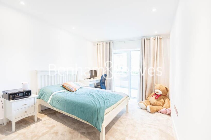 Tierney Lane, Fulham Reach W6 2 bed apartment to rent - £3,950 pcm (£912 pw)