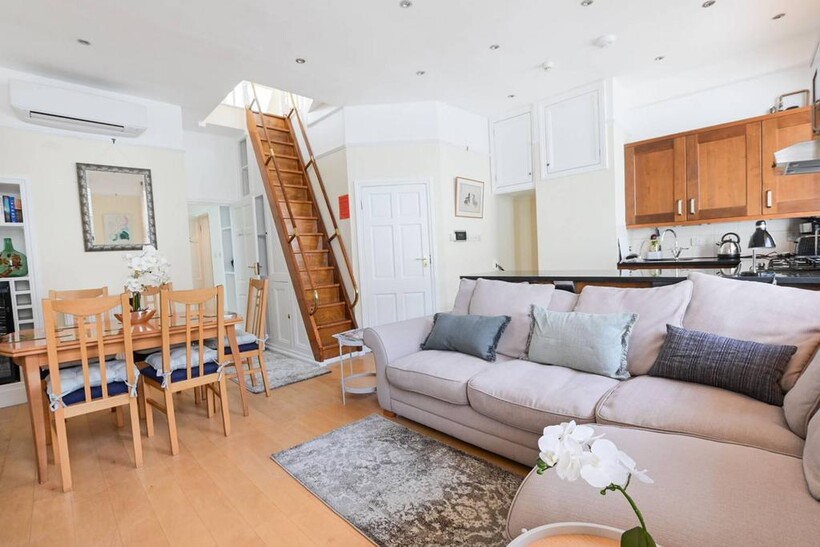 Astwood Mews, South Kensington... 3 bed mews to rent - £6,500 pcm (£1,500 pw)