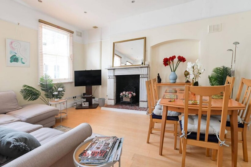 Astwood Mews, South Kensington... 3 bed mews to rent - £6,500 pcm (£1,500 pw)