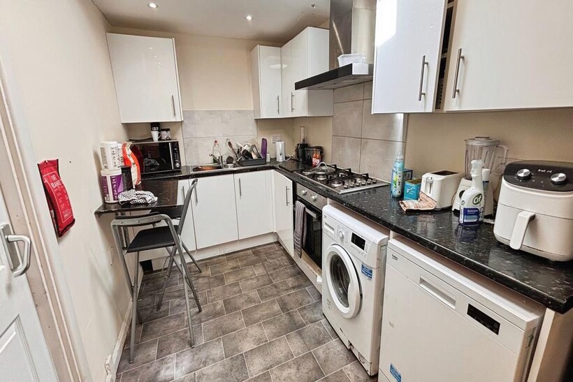 Teversal Avenue, NG7 4 bed terraced house to rent - £440 pcm (£102 pw)