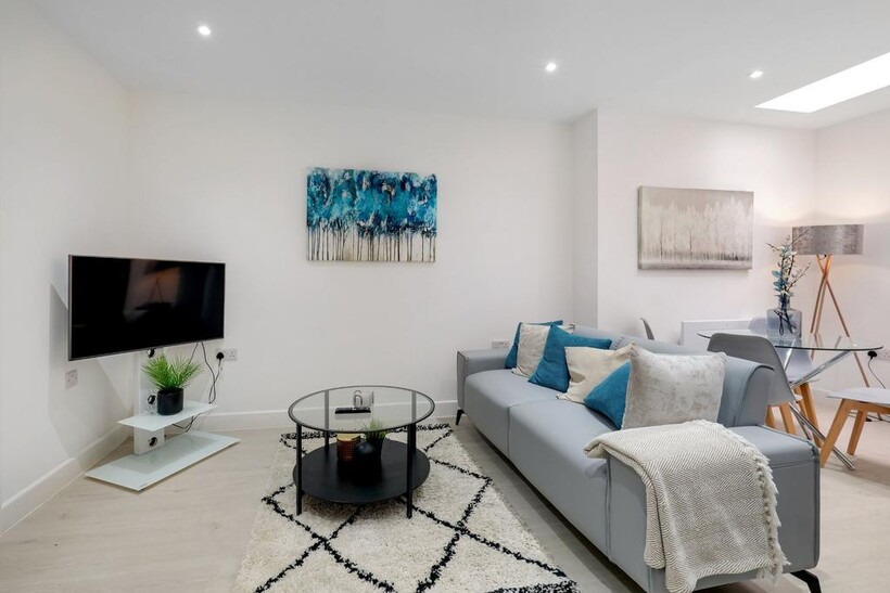 Ellerdine Road, Hounslow 2 bed apartment to rent - £4,600 pcm (£1,062 pw)