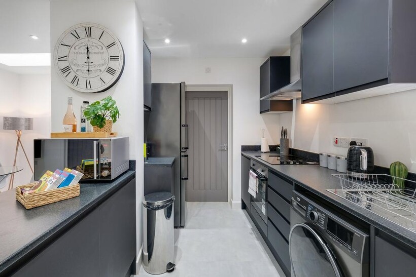 Ellerdine Road, Hounslow 2 bed apartment to rent - £4,600 pcm (£1,062 pw)