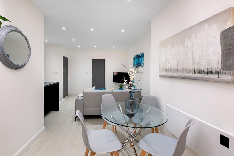 Ellerdine Road, Hounslow 2 bed apartment to rent - £4,600 pcm (£1,062 pw)