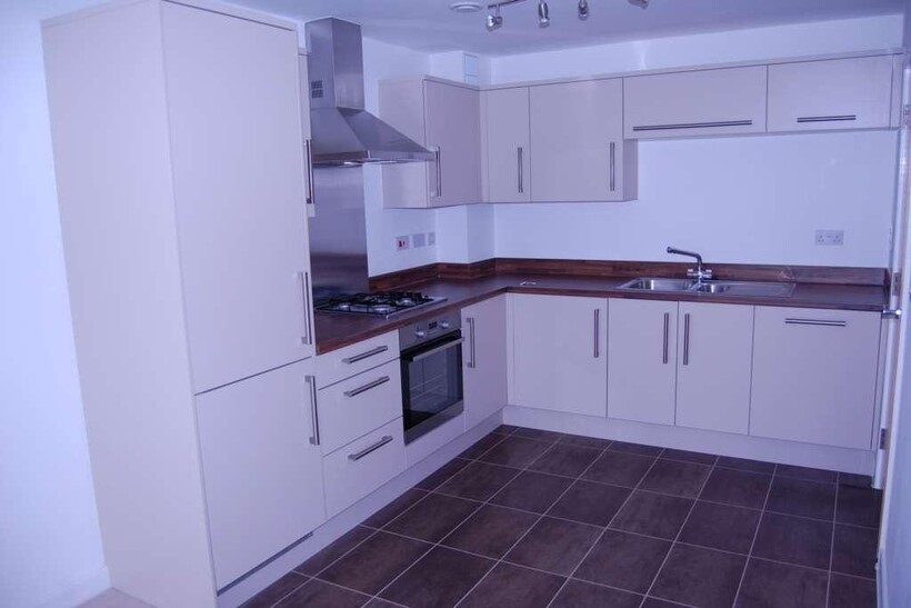 ADDLESTONE 2 bed apartment to rent - £1,525 pcm (£352 pw)