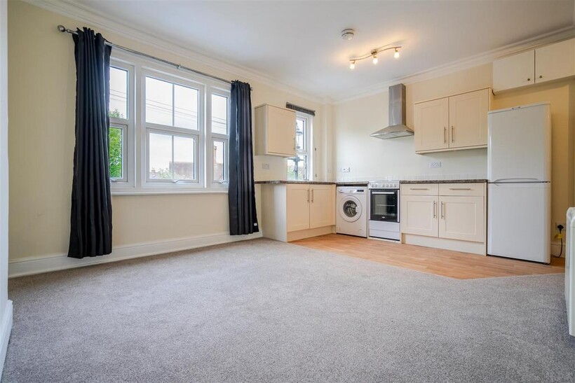 High Street, Sunninghill 2 bed maisonette to rent - £1,425 pcm (£329 pw)